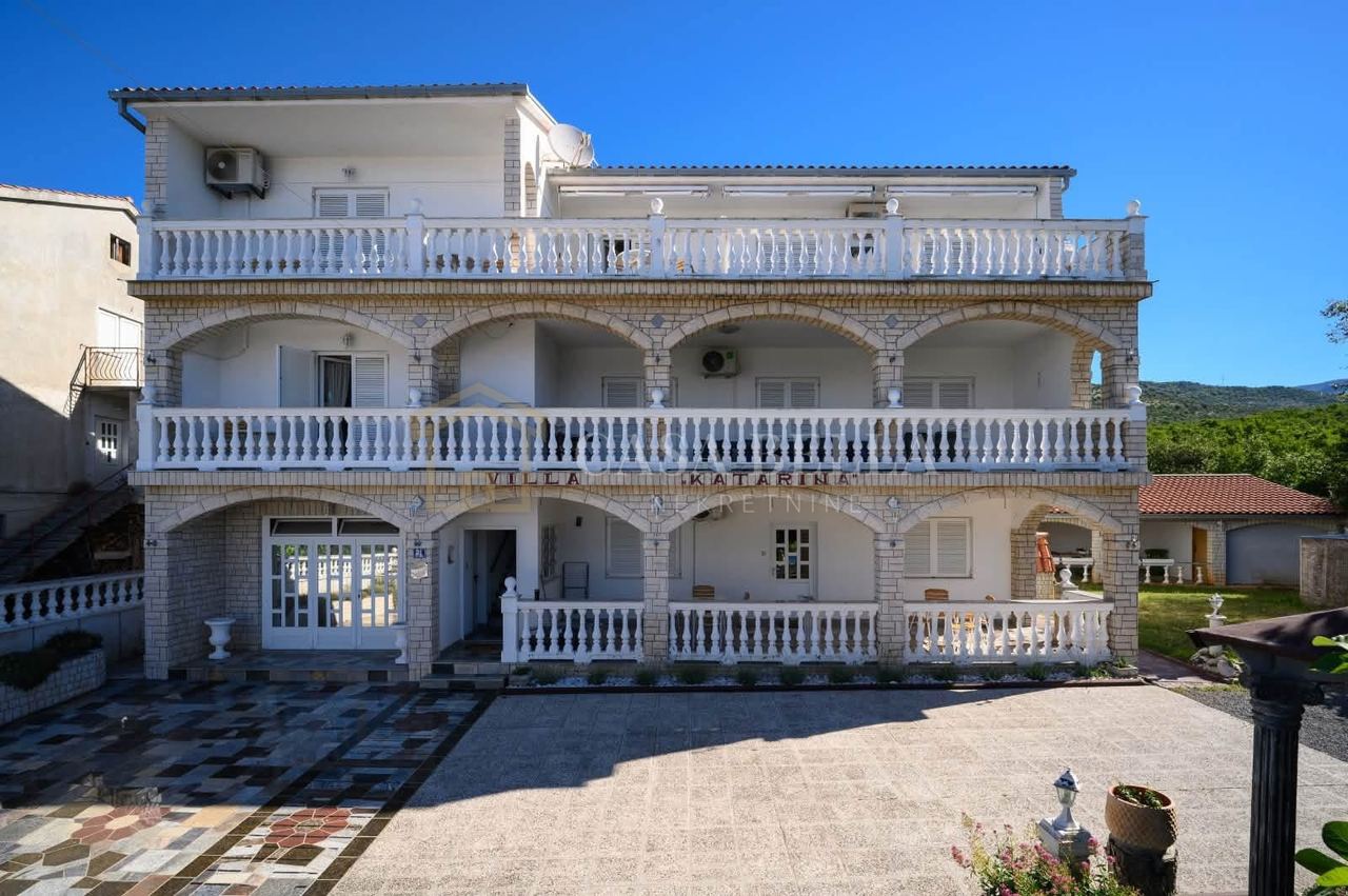 Haus u Novi Vinodolskiu, 450m², 1 soba