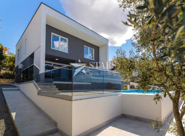 Kuća u Novi Vinodolskiu, 240m², 4 sobe