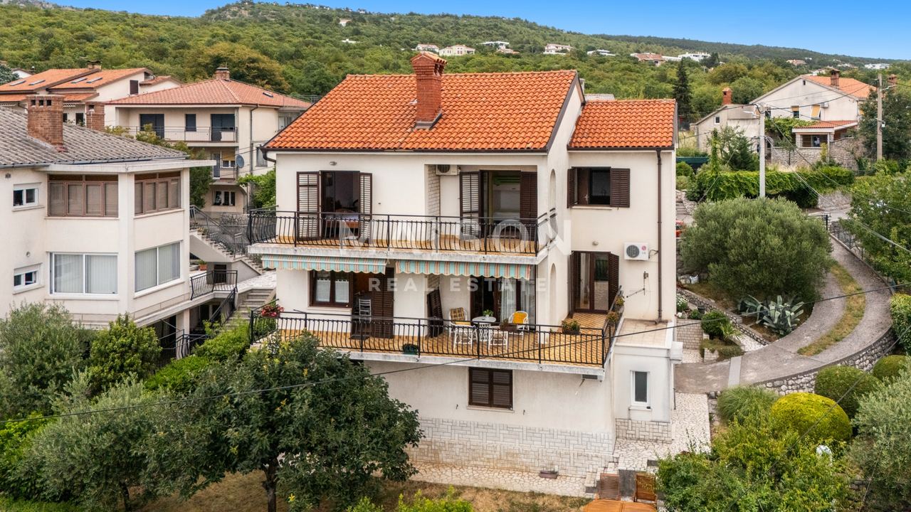 Casa u Kostreni, 230m², 6 soba