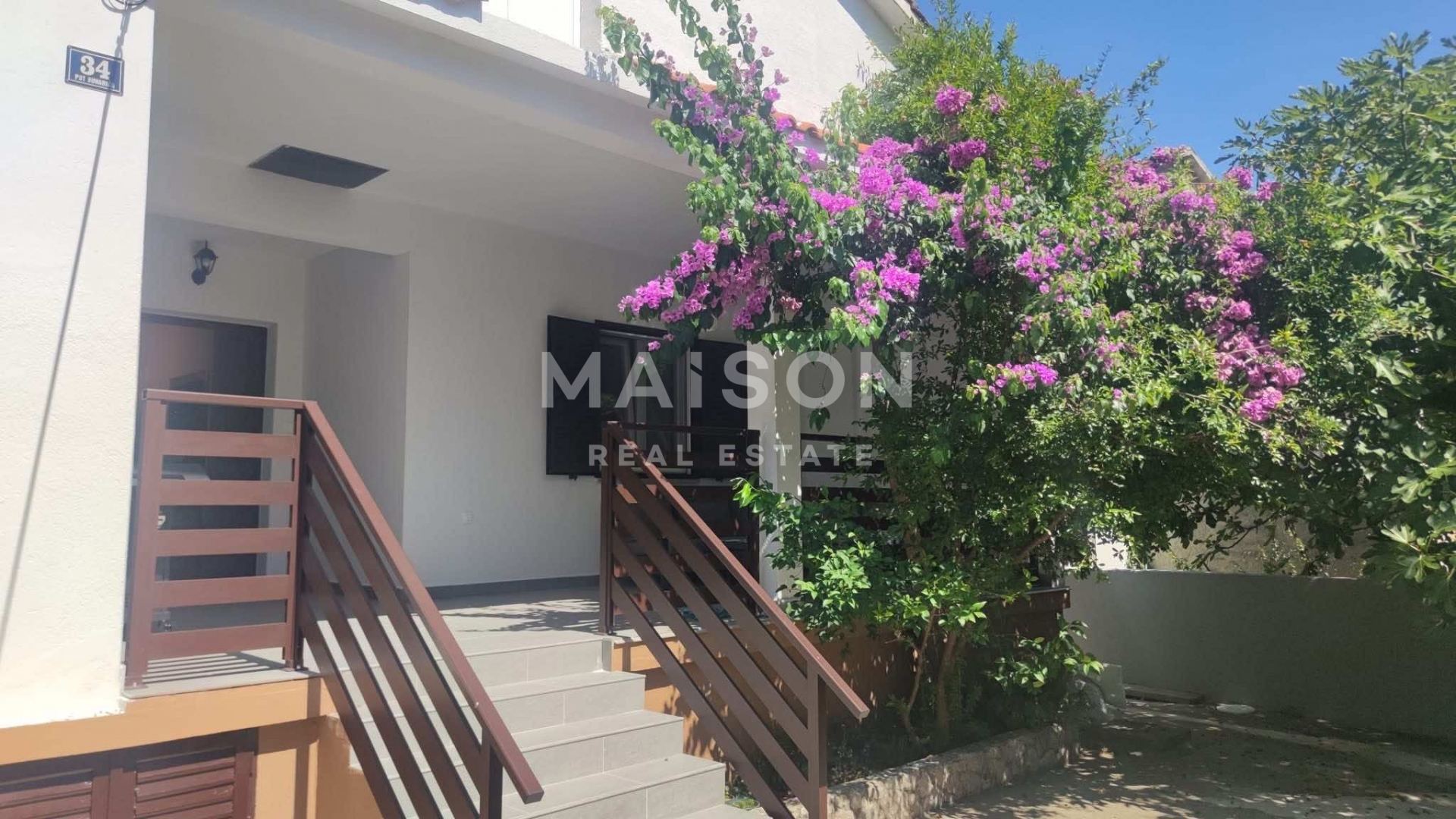 Kuća u Starigradu, 335.58m², 3 sobe