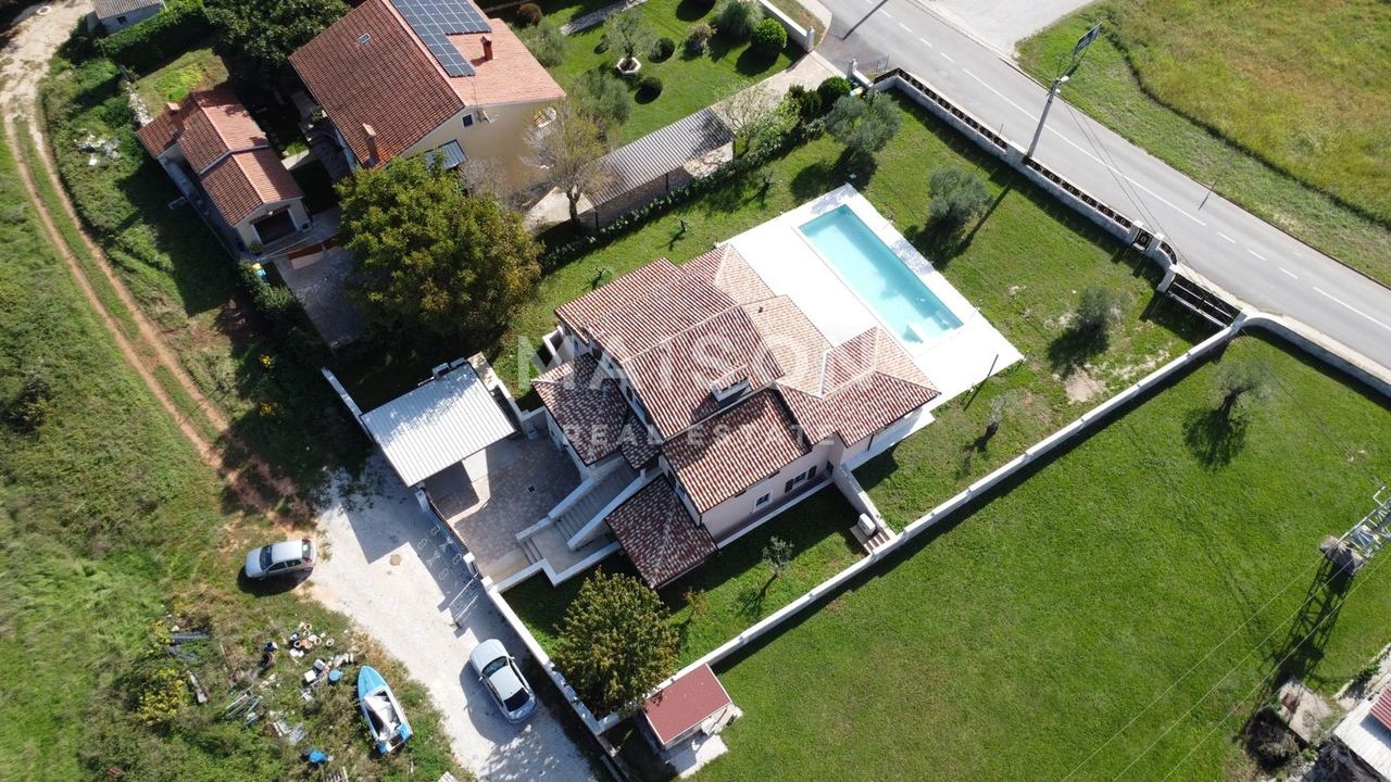 Kuća u Vrsaru, 400m², 4 sobe