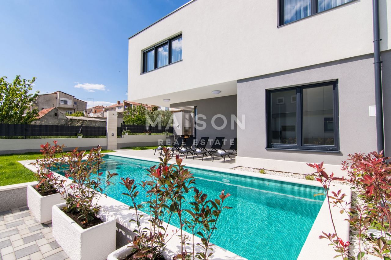 Casa u Kaštelima, 404m², 10 soba
