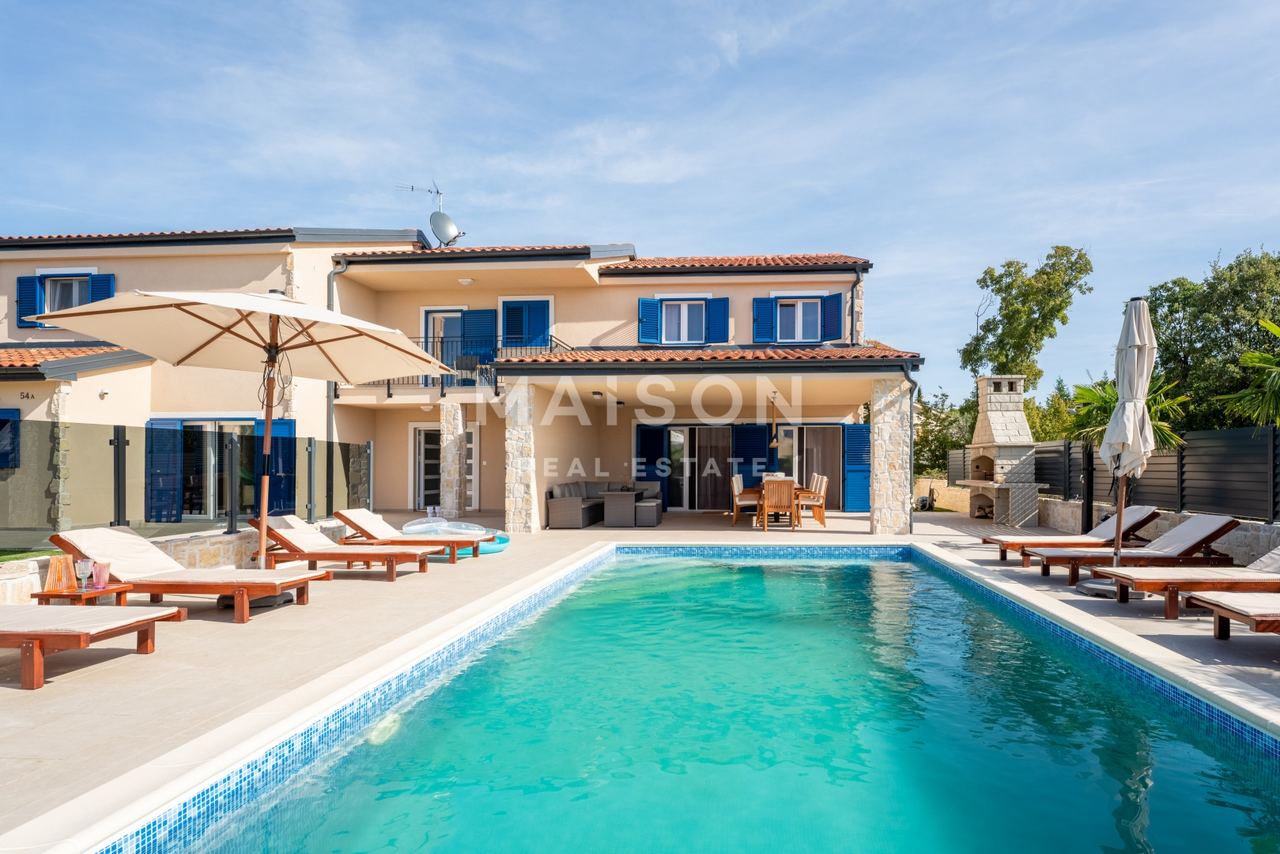 Casa u Dobrinju, 323.3m², 5 soba