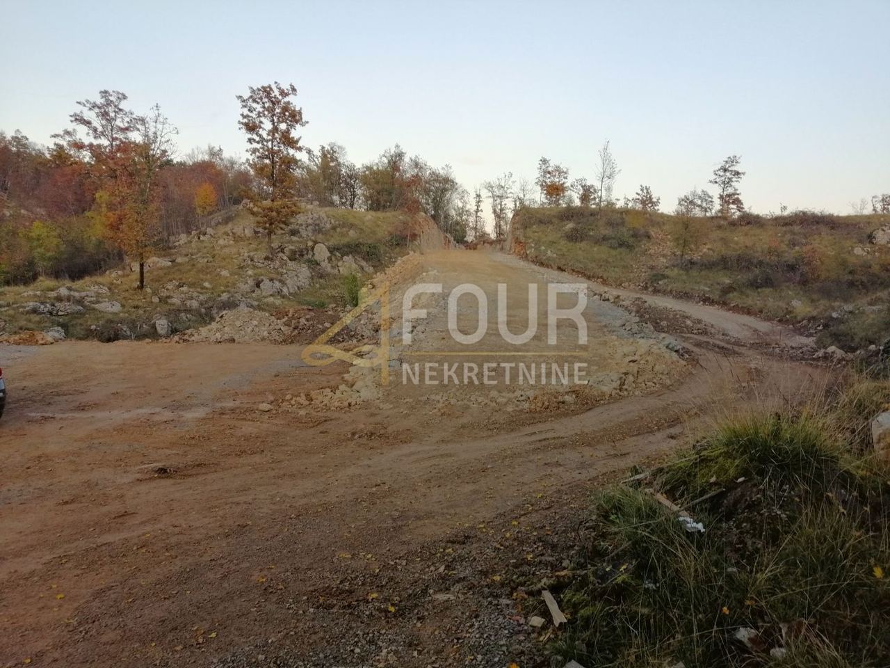 Grundstück u Klani, 650m², slika 2