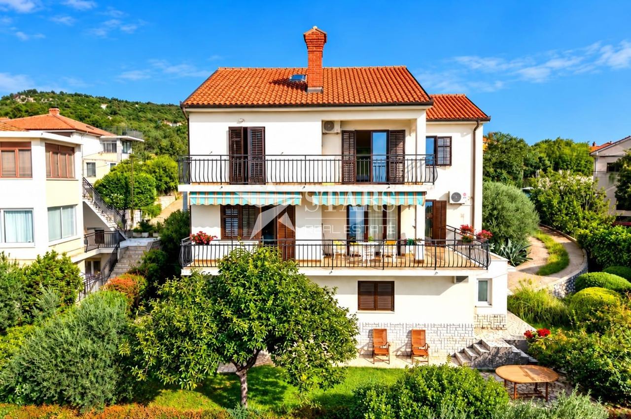 Haus u Kostreni, 300m², 7 soba