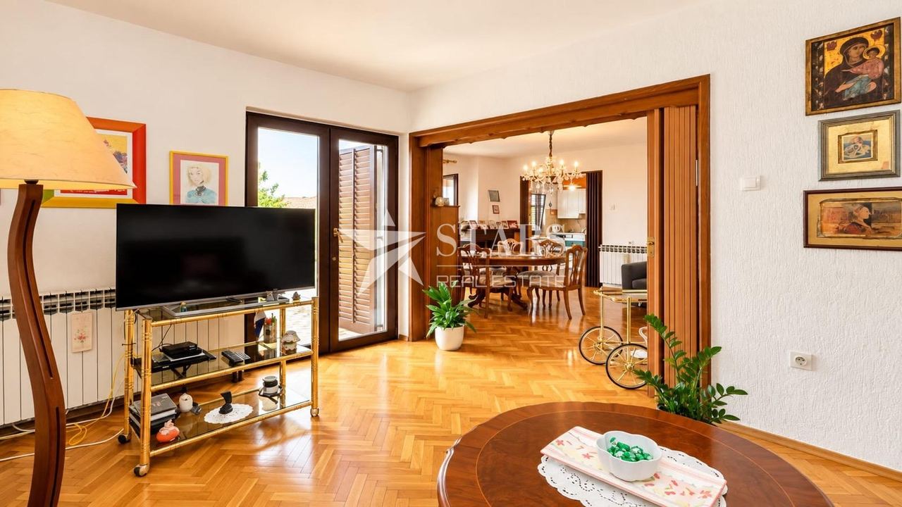 Casa u Kostreni, 300m², 7 soba, slika 2