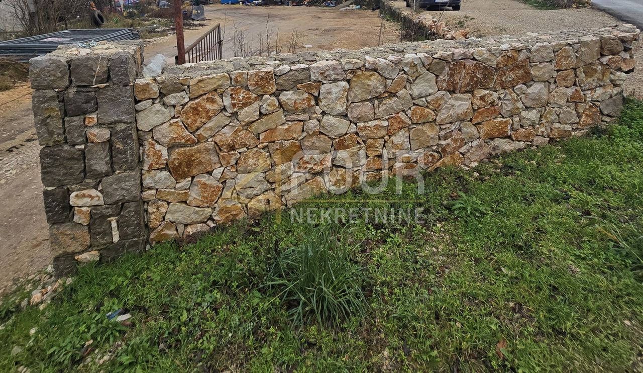 Land u Vrbniku, 916m²