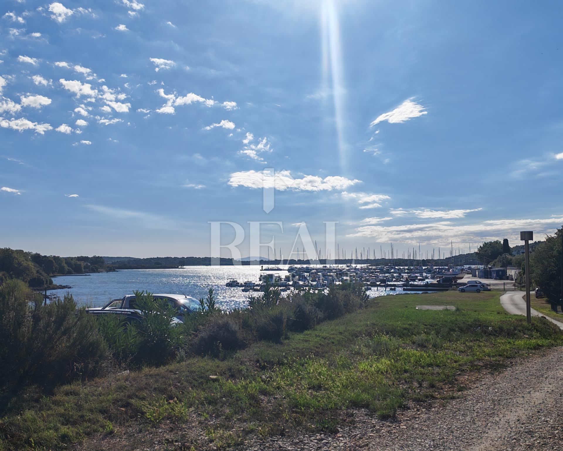 Land u Medulinu, 703m²