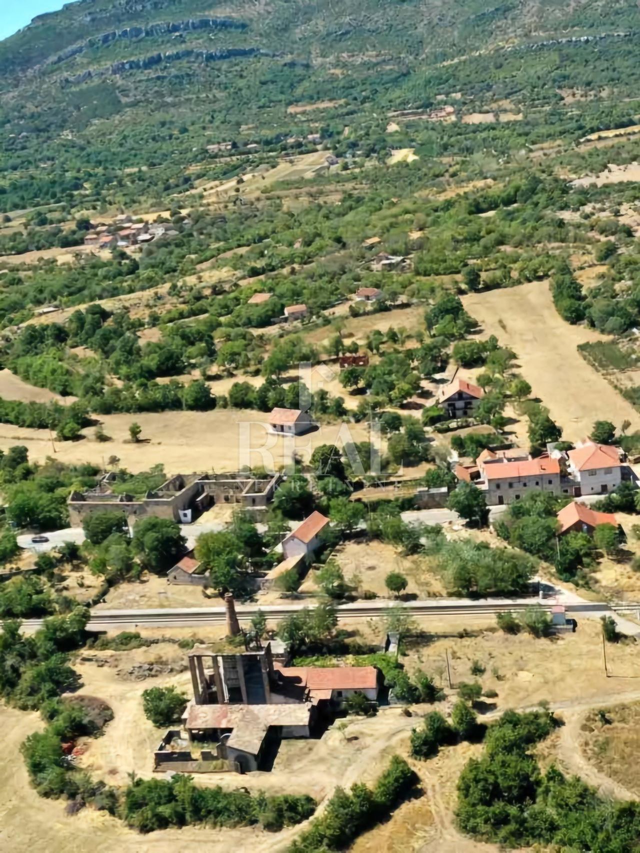 Locale commerciale u Drnišu, 470m²