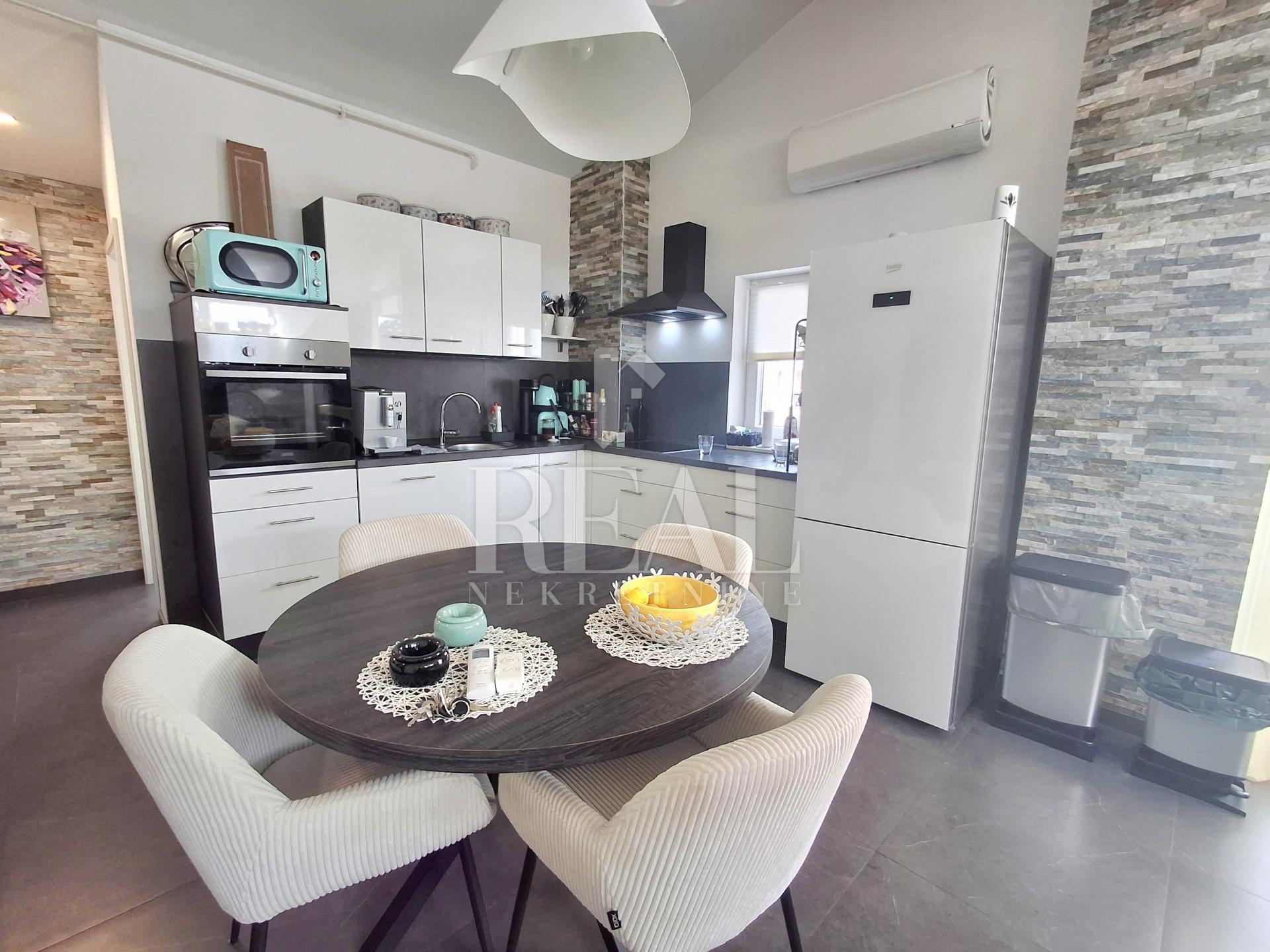 Apartment u Puli, 108m², 4 sobe, slika 2