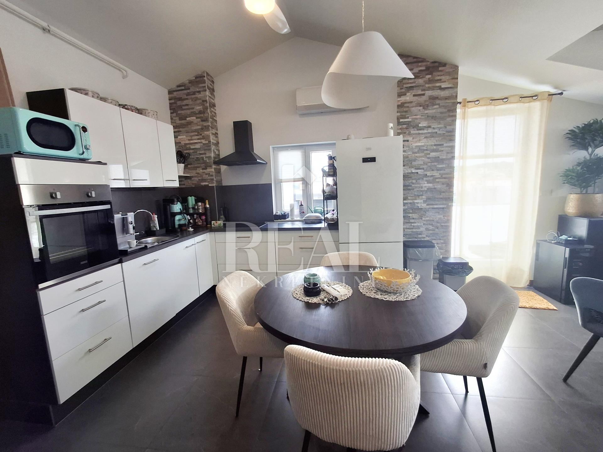 Apartment u Puli, 108m², 4 sobe, slika 3