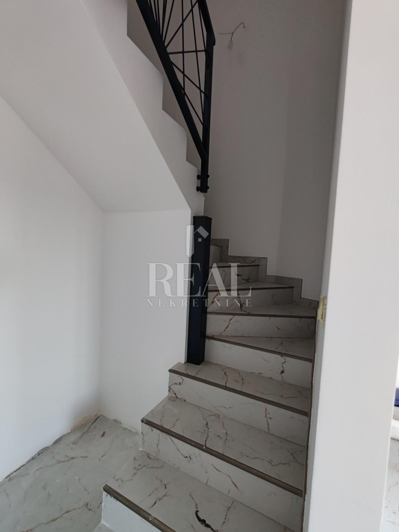 Stan u Okrugu, 92m², 2 sobe, slika 5