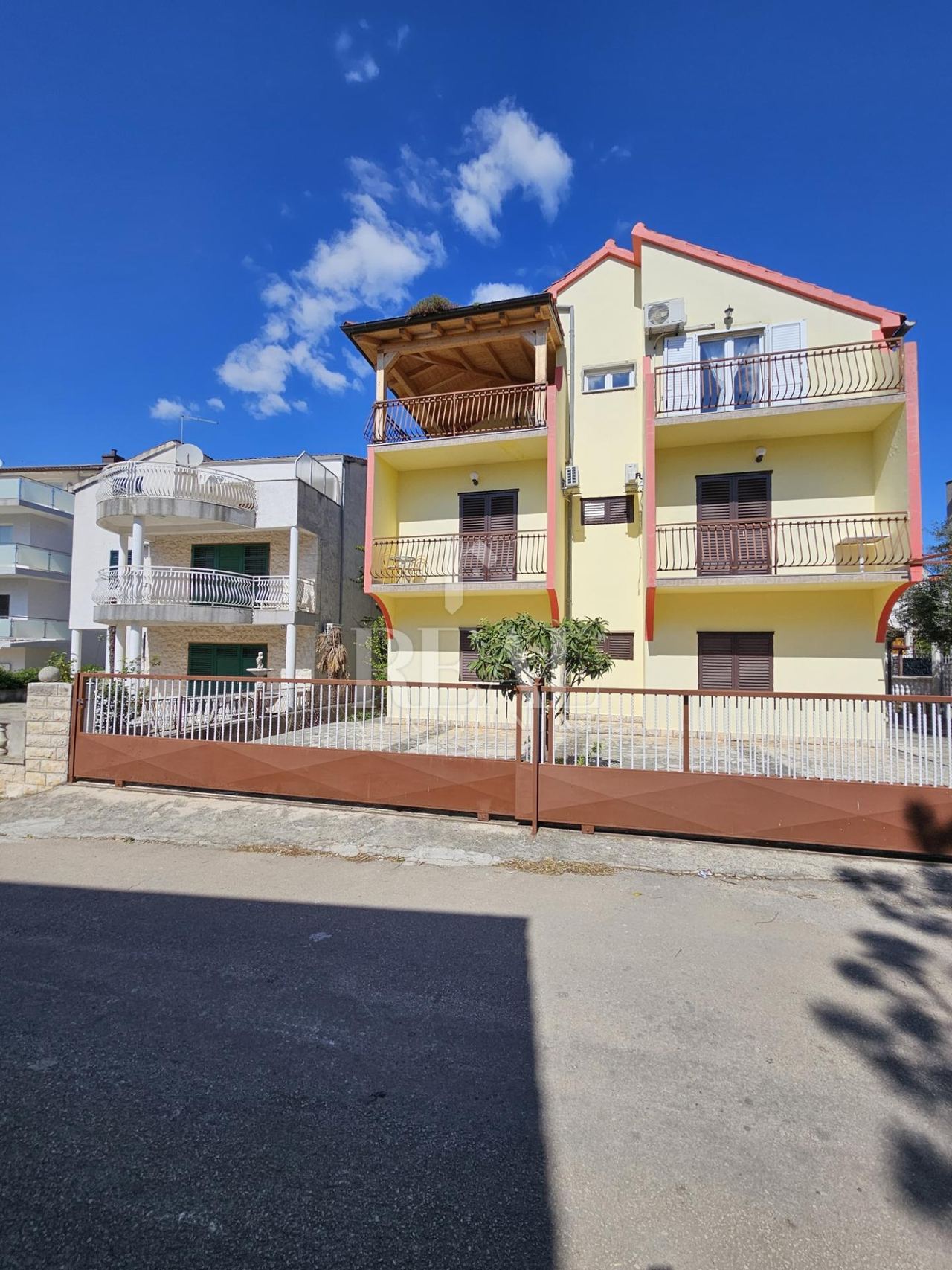 House u Vodicama, 360m², 14 soba