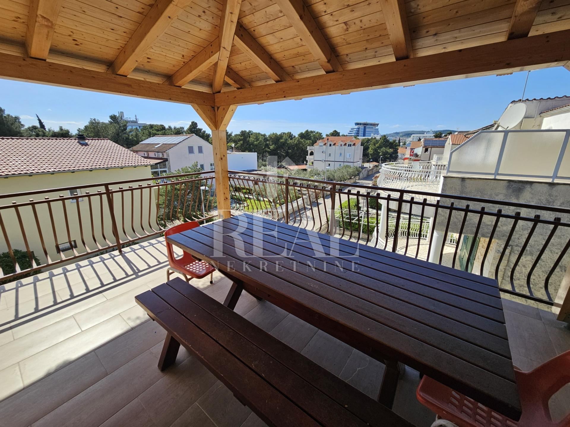 House u Vodicama, 360m², 14 soba, slika 2