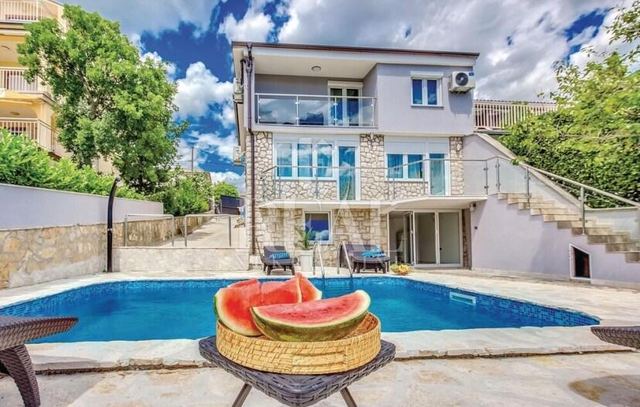 House u Novi Vinodolskiu, 192m², 6 soba