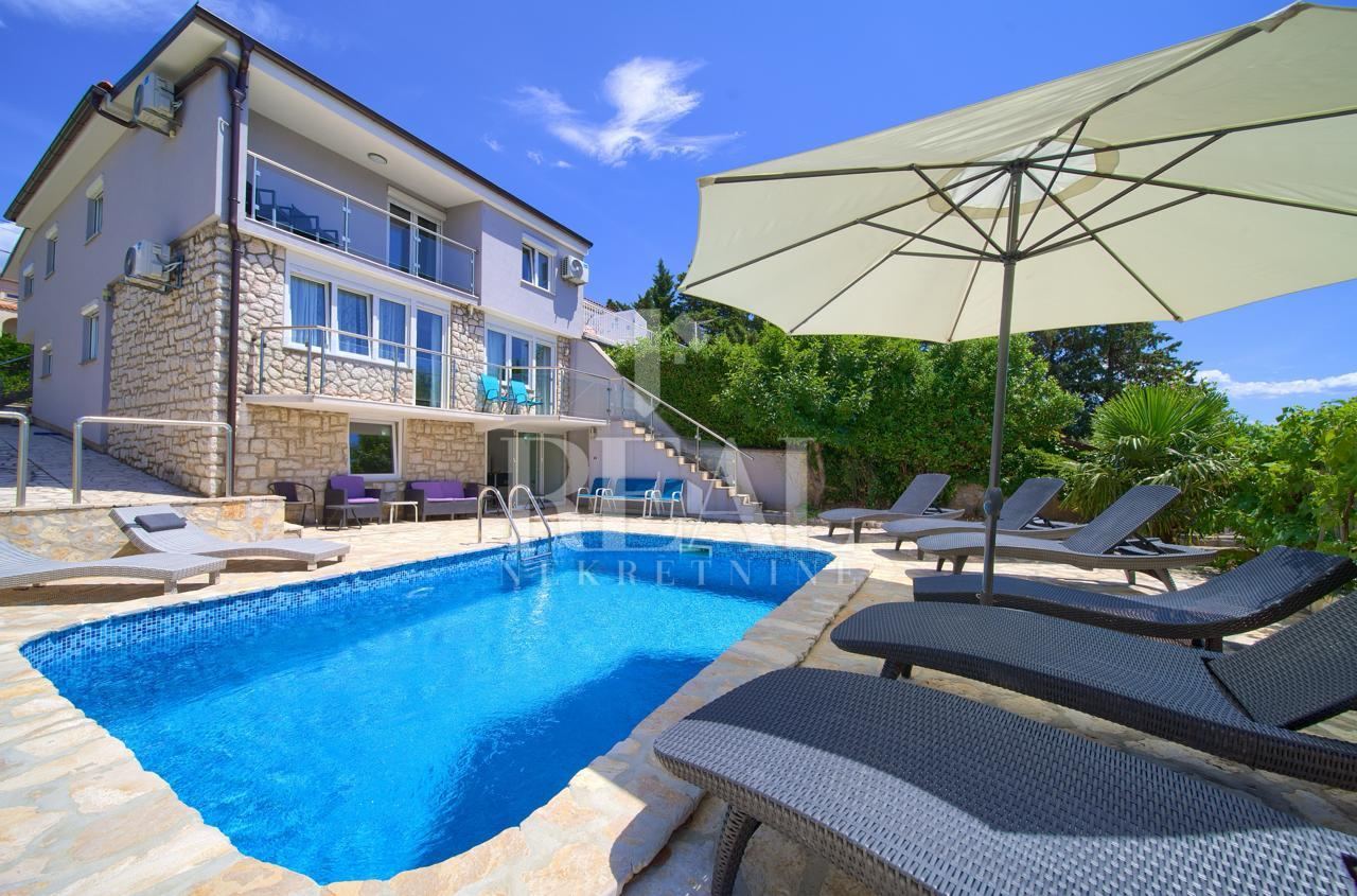 House u Novi Vinodolskiu, 192m², 6 soba, slika 2