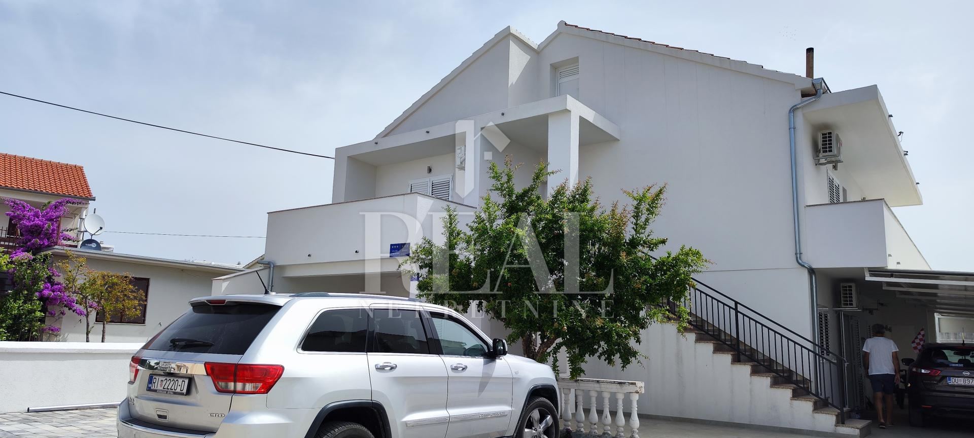 Haus u Vodicama, 300m², 8 soba, slika 2