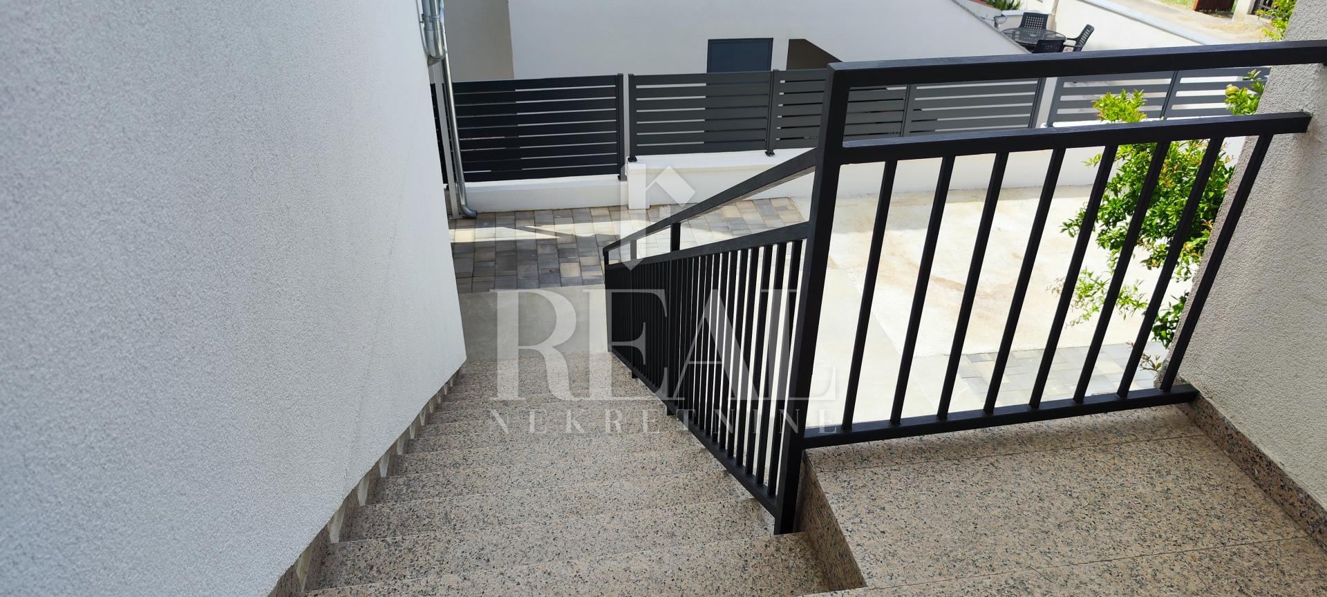 Haus u Vodicama, 300m², 8 soba, slika 3