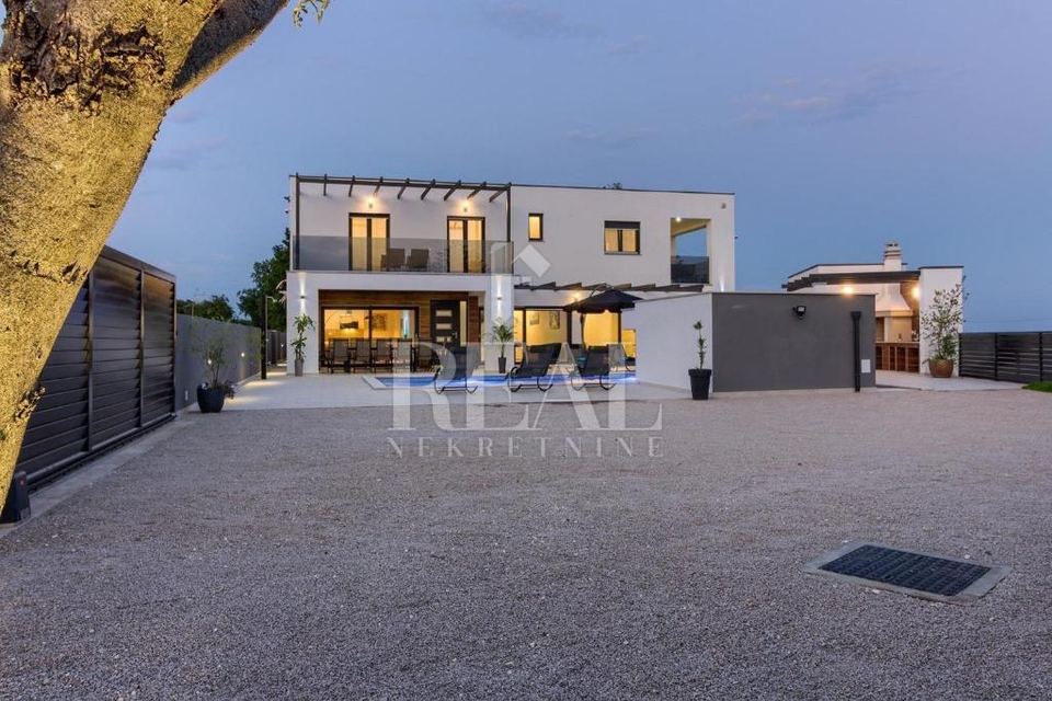 Casa u Marčani, 280m², 6 soba