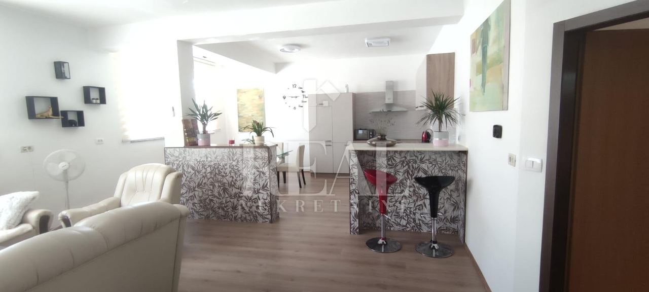 Stan u Puli, 100m², 2 sobe, slika 2