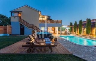 Casa u Marčani, 320m², 6 soba
