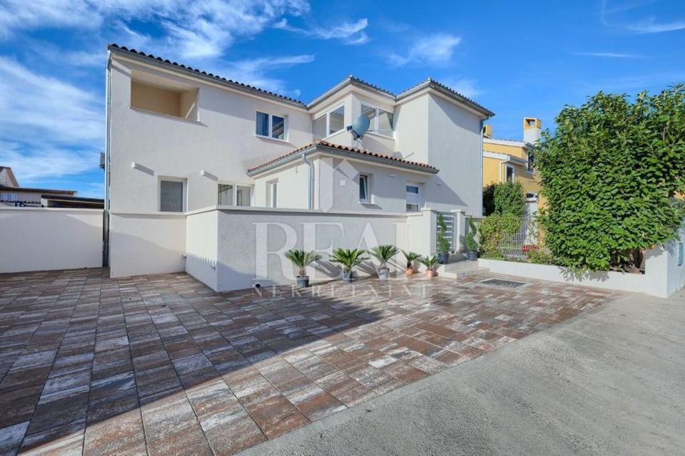 Kuća u Puli, 260m², 5 soba