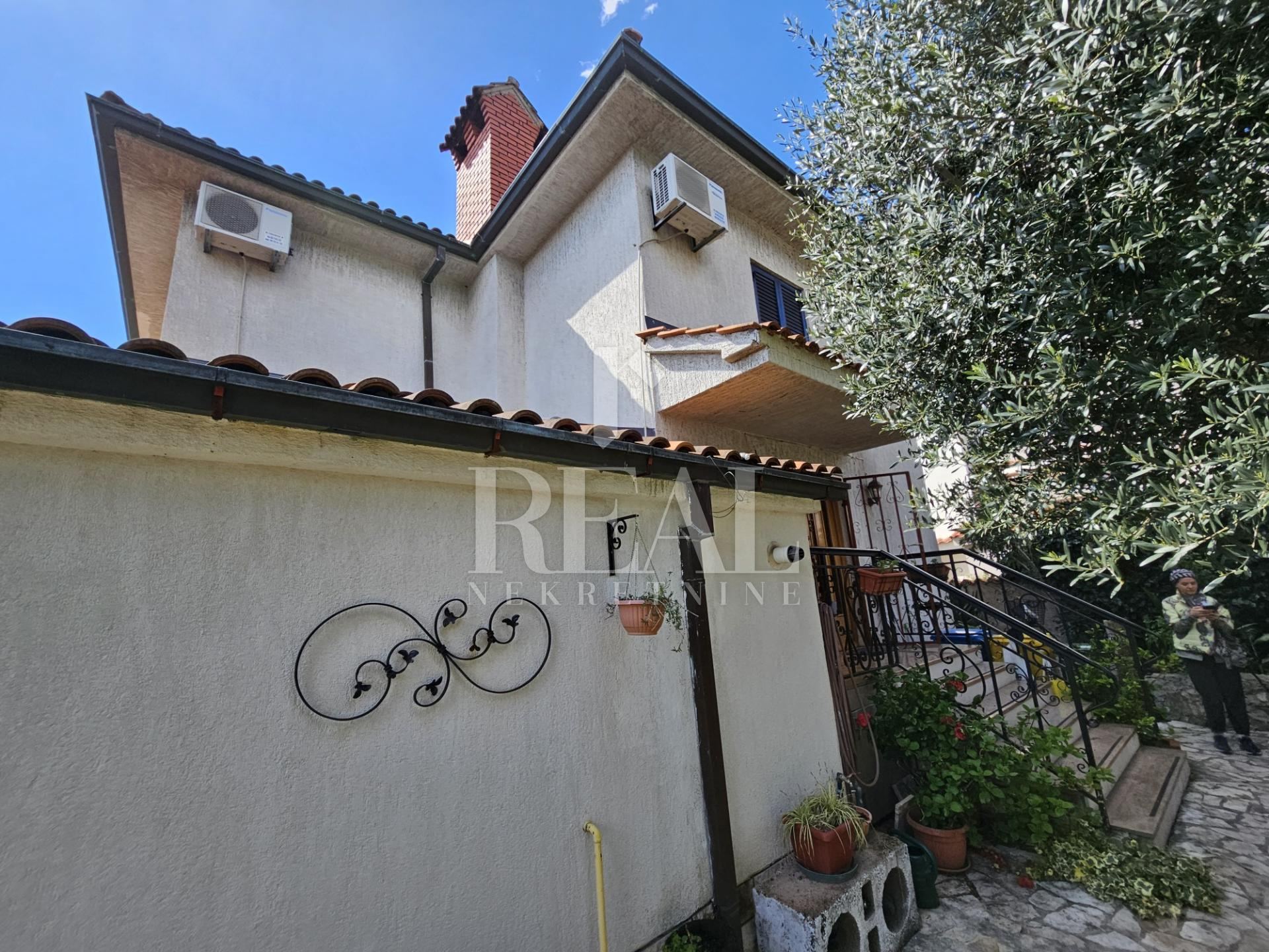 Kuća u Kostreni, 235m², 4 sobe