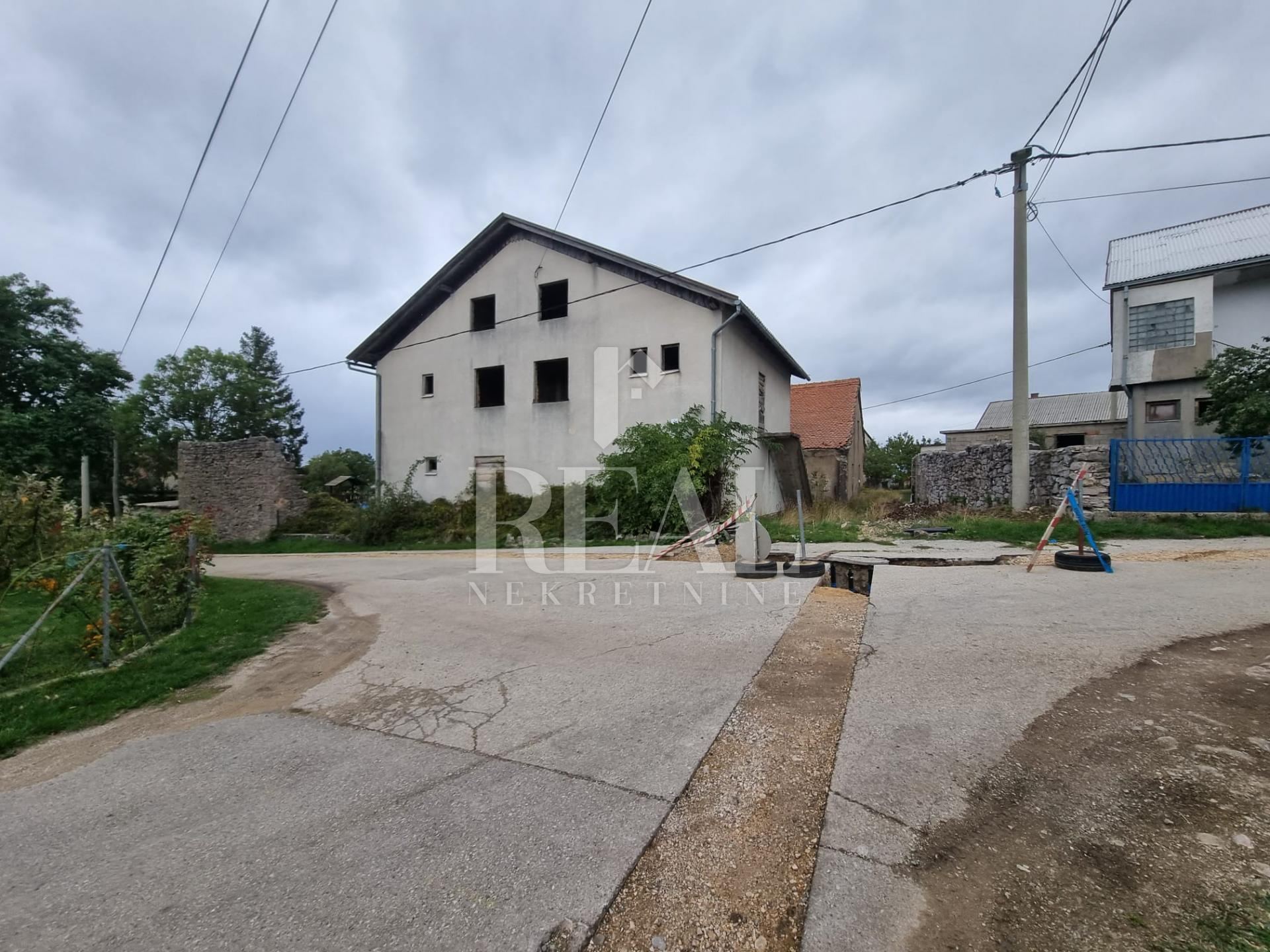 Kuća u Udbini, 300m², 4 sobe, slika 3