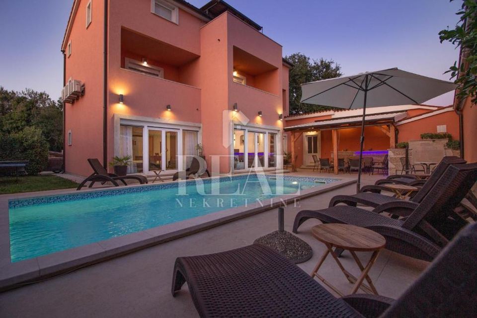Casa u Medulinu, 360m², 6 soba