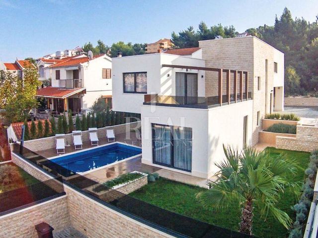 Kuća u Okrugu, 250m², 6 soba, slika 4